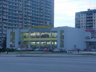 Торговый центр Строитель на ул. Сизова